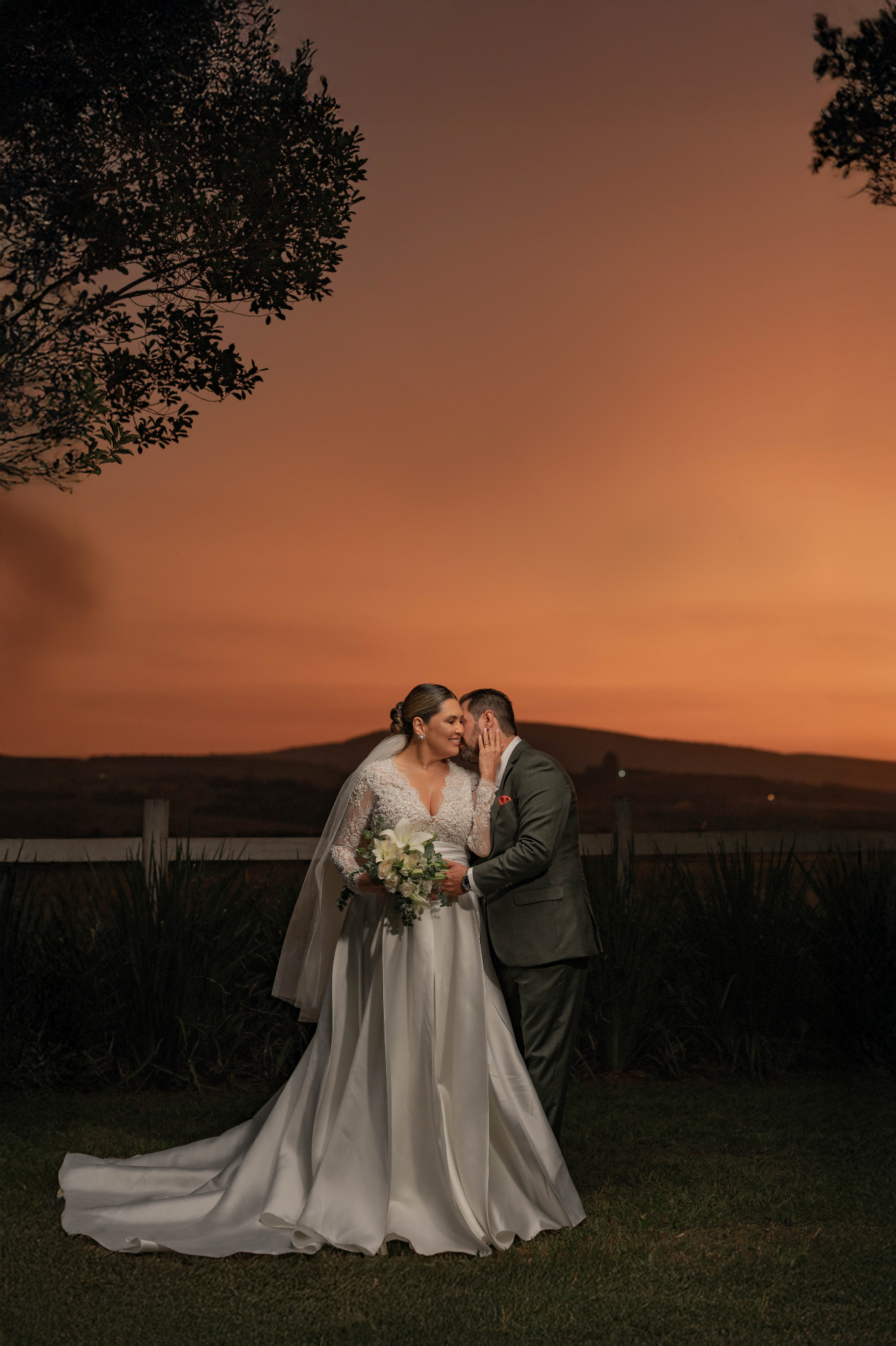 Casal ao pôr do sol no Espaço Alvorada