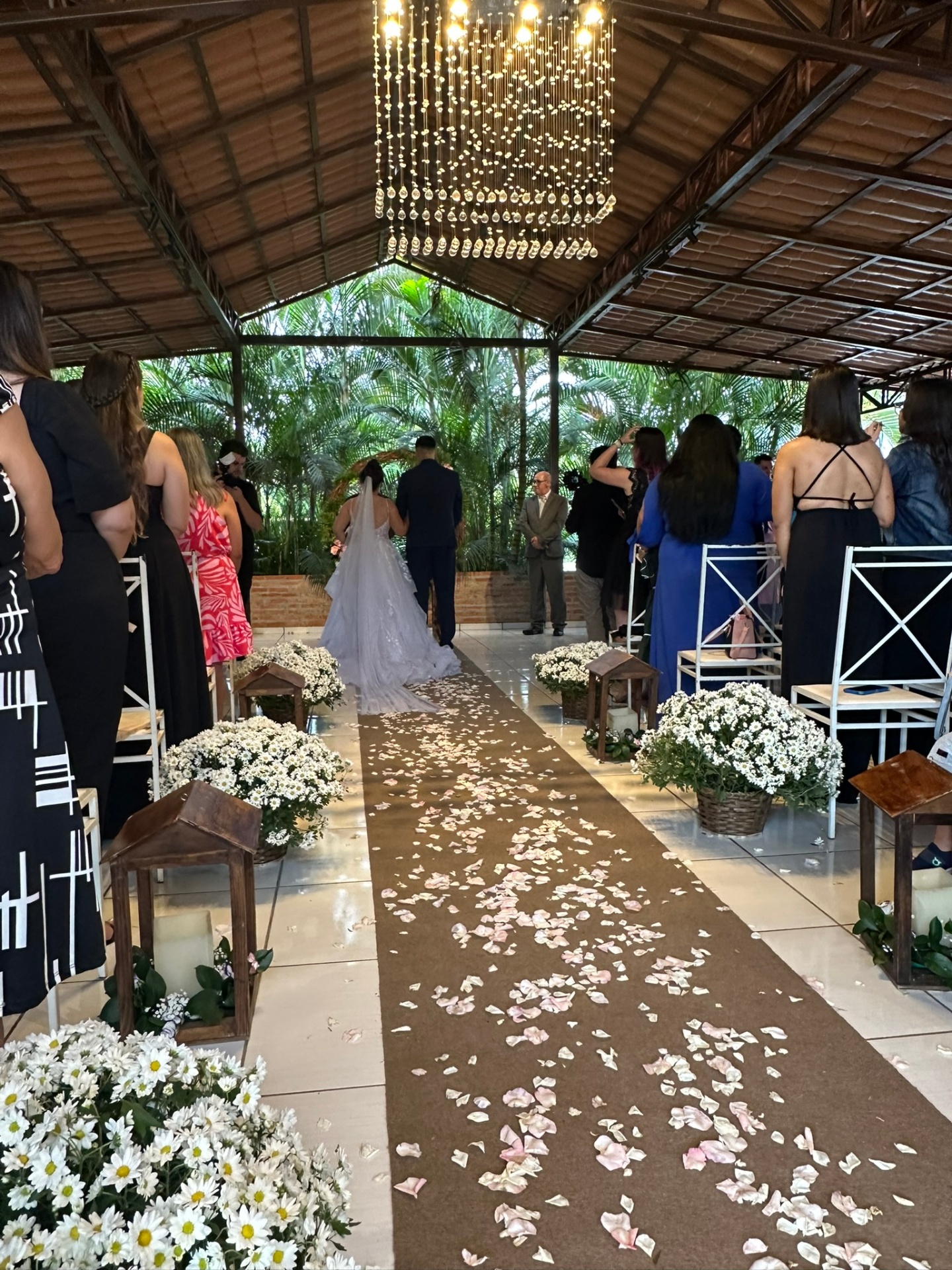 Cerimônia coberta com lustres